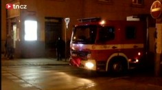 VIDEO: Požár bytu vyhnal lidi na ulici, dva se nadýchali kouře