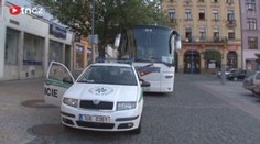 Na dálnici D8 srazil autobus motorkáře a ujel, řidiče už našli