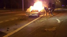 Jízda BMW skončila v Plzni požárem. Auto bylo asi kradené