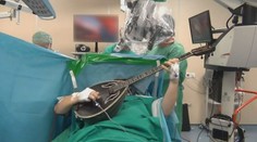 Hudba z operačního sálu! Muž hrál na buzuki během operace mozku