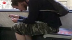 Feťák si píchá přímo v tramvaji. Ani kamera mu nevadí