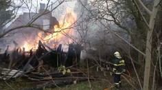 Plameny a výbuchy tlakových lahví zdevastovaly dům, obyvatelé unikli na poslední chvíli
