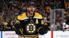 Pastrňák nebude kapitánem Bostonu. Kouč zatím mlží