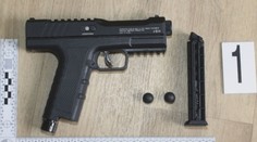 Opilý muž střílel z paneláku. Policie u něj našla deset zbraní