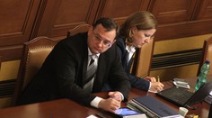 Poslanci se hodiny dohadovali o vládě, ta znovu nepadla! Nedůvěru vyslovilo jen 89 poslanců