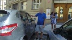 V rozpáleném autě zůstal kojenec! Matka byla pryč desítky minut