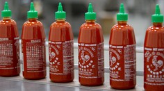Oblíbená ostrá omáčka v ohrožení. Výrobce Srirachi má málo chilli papriček