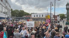 V Británii se konaly další demonstrace. Ulice měst zaplnili zastánci uprchlíků