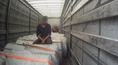 Řidič zaslechl zvuky, z kamionu mu vyskákali tři cizinci