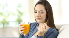 Čaj, mošt či ovocná šťáva: Těmito nápoji nezapíjejte léky, radí experti