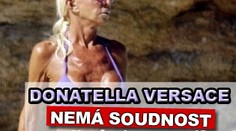 Donatella Versace nemá soudnost. Další HRŮZNÉ FOTKY z pláže