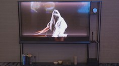 VIDEO: Zabírá vám televize prostor? S průhlednou obrazovkou využijete i zeď za ní