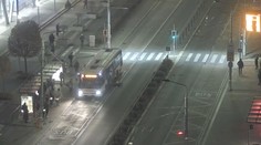 Cestující proskočil během jízdy oknem autobusu