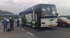 Autobus plný školáků narazil do opelu