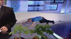 TRAPAS v živém vysílání: Za moderátorem se objevil chlap a plazil se jako had