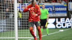 Brankář před penaltou předvedl kouzlo. Pak ji chytil a jeho tým slaví postup