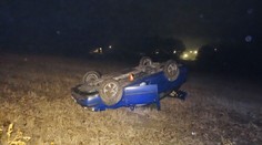 Mladý řidič popil a skončil na střeše v poli