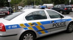 Muž zapálil propan-butanovou lahev v autě. Policisté ho včas vytáhli