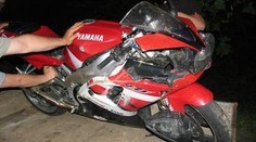 "Slezte, vy krávy, já jim ujedu," prohlásil opilý motorkář