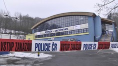 Protitanková mina na zimním stadionu. Evakuovali stovku dětí