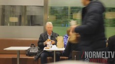Hladový bezdomovec prosil o jídlo v restauraci. Reakce lidí na VIDEU