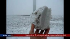 VIDEO: Ledy z větrné elektrárny straší Jihlavsko. Mohou i zabít