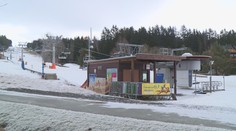 Kvůli nedostatku sněhu zavřeli další ski areály. Provozovatelé doufají v zázrak