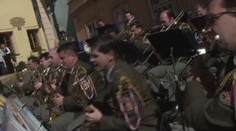 Konvoj z druhé světové války projíždí Prahou