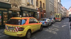 Muž se v centru Prahy postřelil při vstávání ze židle. Vážně se zranil