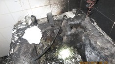 Žena hodila hořící věnec do vany, i tak se plameny rychle šířily