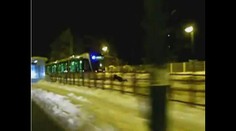 ŠÍLENÉ VIDEO: Blázen jezdí na sáňkách za TRAMVAJÍ