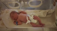Maminka začala rodit doma, záchranáři jí pomohli po telefonu
