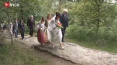 Nevěsta ve skalách. V lodičkách a s vlečkou