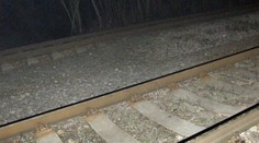Vystrčil zadek na průvodčího. Vlak ho zachytil za trenky a vlekl