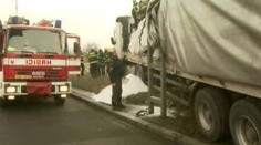 VIDEO: Na Barrandově havaroval kamion s kyselinou