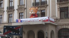VIDEO: Tady bydlí Češi. Hotel v centru je jako nedobytná pevnost