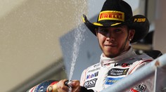 Hamilton vyhrál GP USA, Alonso dojel třetí. Korunovace odložena