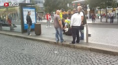 Exkluzivní video: Do rvačky pražských strážníků se zapojil i pán s nákupem