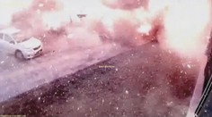 Exploze přímo mezi lidmi: Kamery zachytily pokus o puč v Turecku