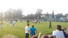 Rány pěstí přímo na hřišti! Fans Baníku napadli vlastní hráče