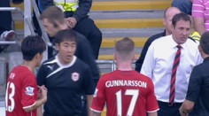 VIDEO: Dej si sprchu! Fotbalista zlil při zápase rozhodčího