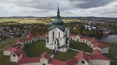 Po dlouhých letech je hotovo. Unikátní žďárský kostel má novou fasádu