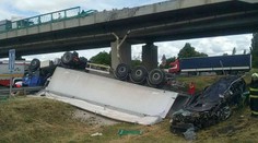 Kamion u Trnavy strhl auto z mostu. Dva lidé zemřeli, další jsou zranění