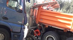Obří značka silničářů měla zabránit havárii, kamion narazil přímo do ní!