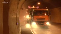 VIDEO: Takhle se čistí nejdelší dálniční tunel u nás