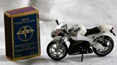 Když venku prší, motorku postavte na stůl III