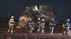 V Letňanech shořel kombajn, požár spolkl i část pole