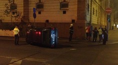 Jízda na červenou se nevyplatila, Felicie skončila na boku