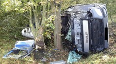 Hrůzná nehoda domíchávače! Auto s betonem skončilo v příkopu