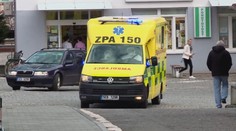 Pacient náhle vyskočil z jedoucí sanitky. Smrti nešlo zabránit, tvrdí záchranáři
